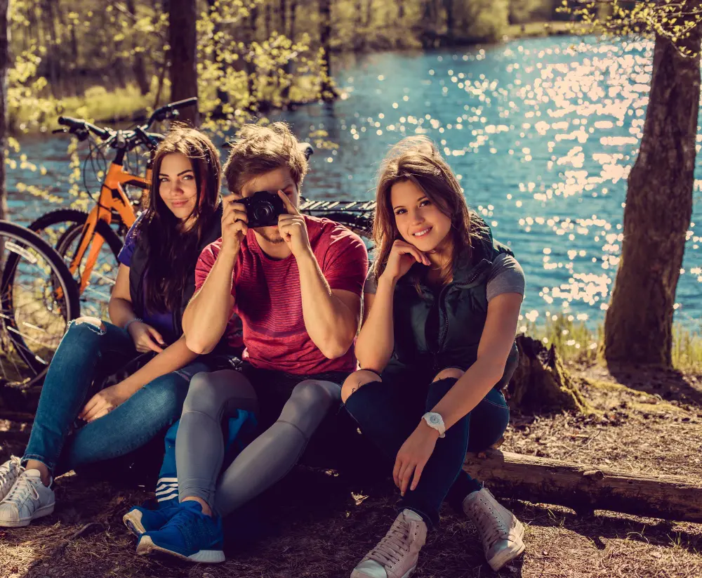 Zielone szkoły Zakopane i aktywne wycieczki szkolne | Górska Akademia Uczniowie podczas zielonej szkoły w Zakopanem odpoczywają nad wodą po aktywnej wycieczce