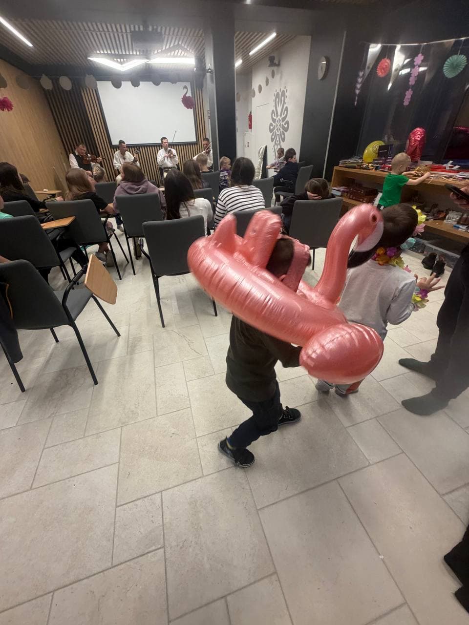 Dzieci z Górskiej Akademii podczas zajęć z różowymi flamingami Flami
