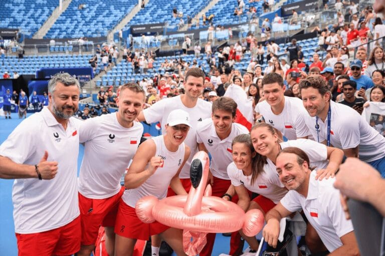 Iga Świątek, Hubert Hurkacz i reprezentacja Polski z flamingiem Flami podczas United Cup