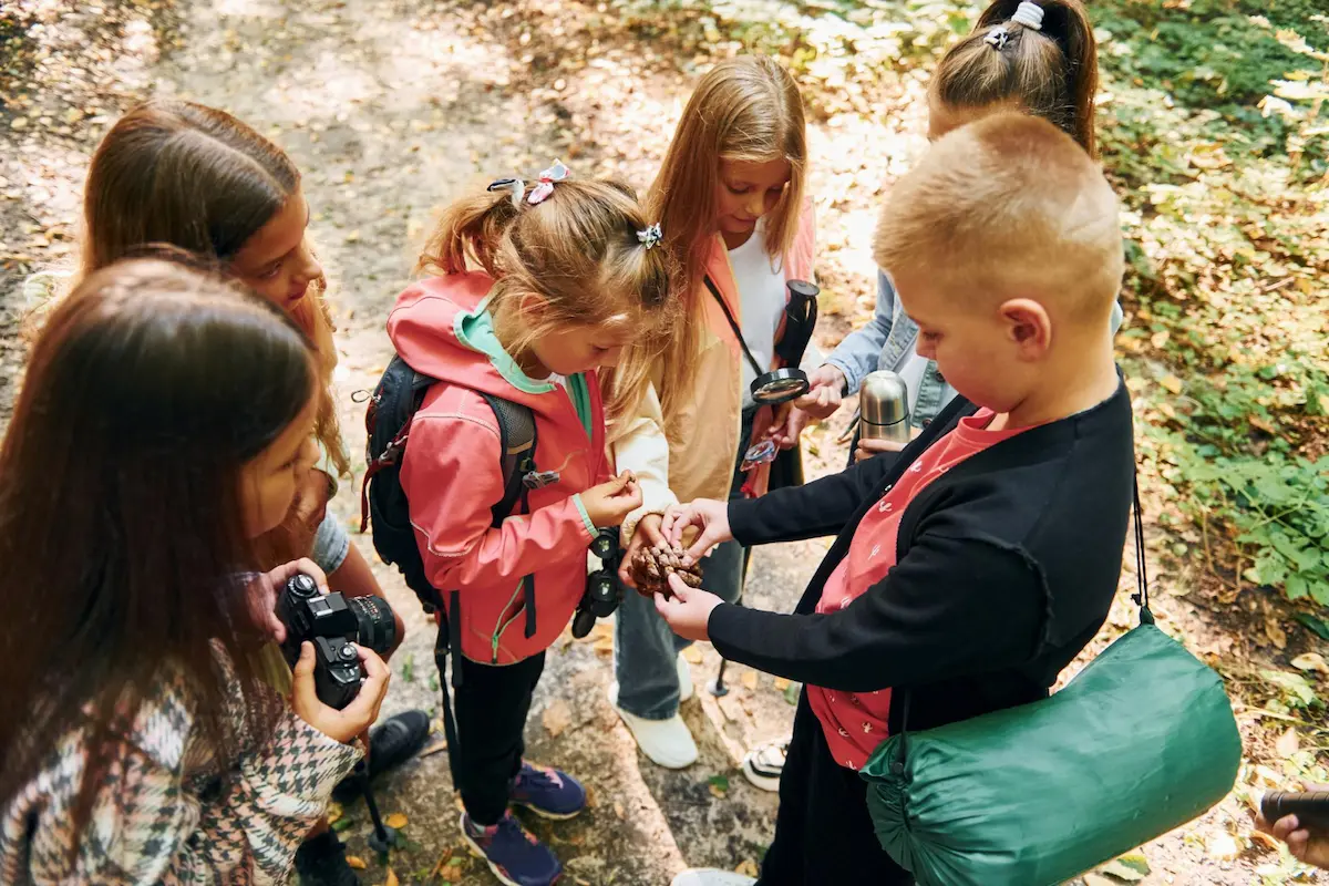 Wycieczki szkolne Zakopane – edukacja przyrodnicza | Górska Akademia Uczniowie podczas wycieczki szkolnej w Zakopanem obserwują przyrodę i wykonują zadania terenowe