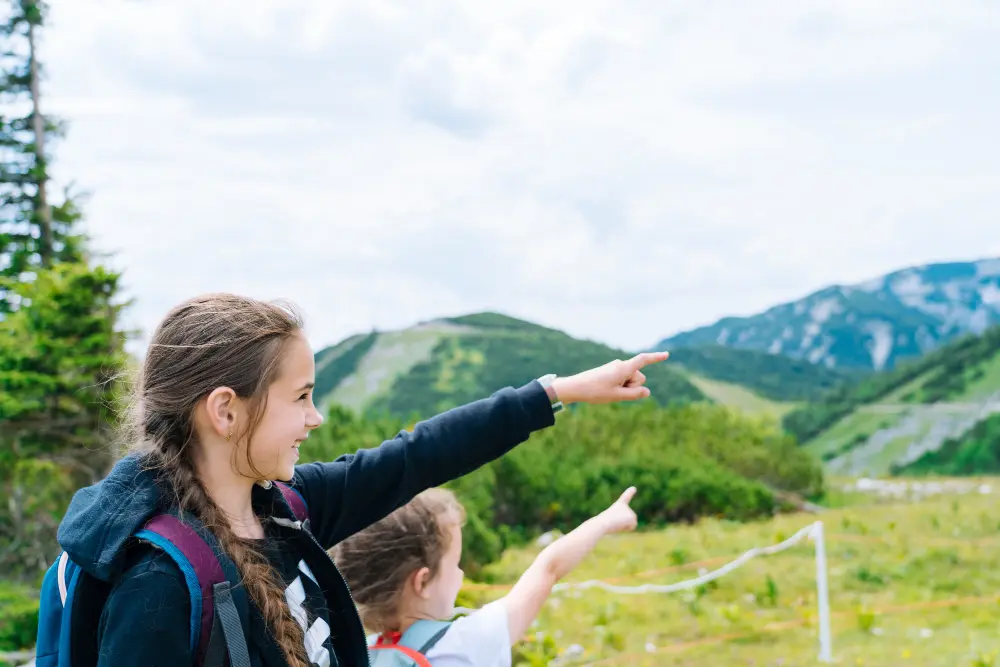 Wycieczka szkolna Zakopane – Tatry i punkt widokowy | Górska Akademia Uczennice podczas wycieczki szkolnej w Zakopanem pokazują górski krajobraz Tatr