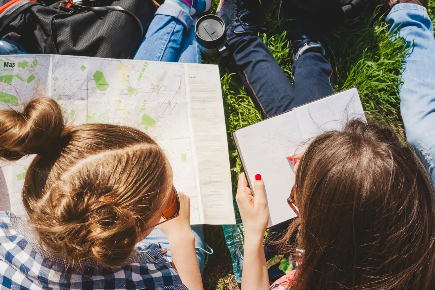 Wycieczki szkolne Zakopane – zadania z mapą | Górska Akademia Uczniowie podczas wycieczki szkolnej w Zakopanem pracują z mapą i wykonują zadania terenowe