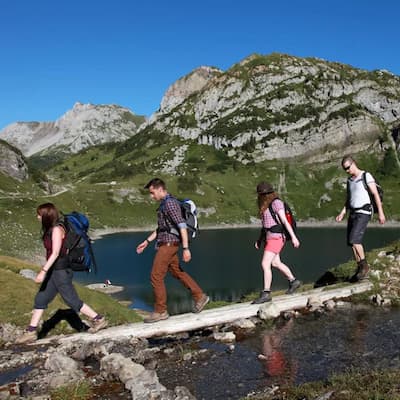 Wyjazdy dla rad pedagogicznych, szkolenia i integracja kadry szkolnej w górskim otoczeniu.