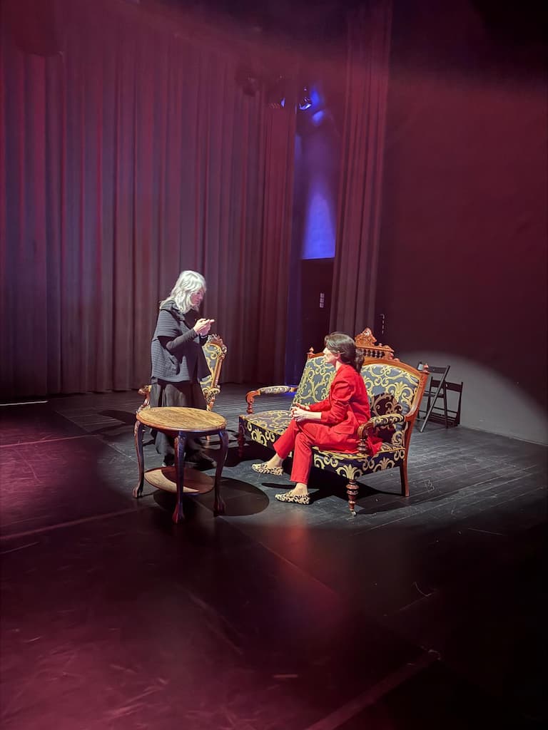 Rozmowa na scenie podczas wydarzenia z udziałem Górskiej Akademii w Witkacy Atelier w Zakopanem