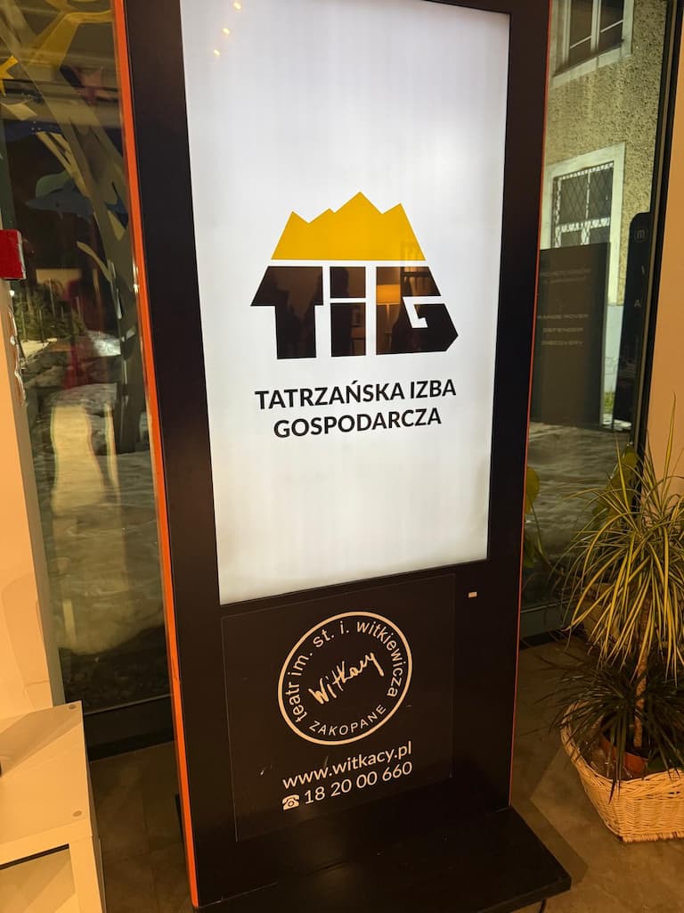 Logo Tatrzańskiej Izby Gospodarczej podczas wydarzenia współorganizowanego z Górską Akademią