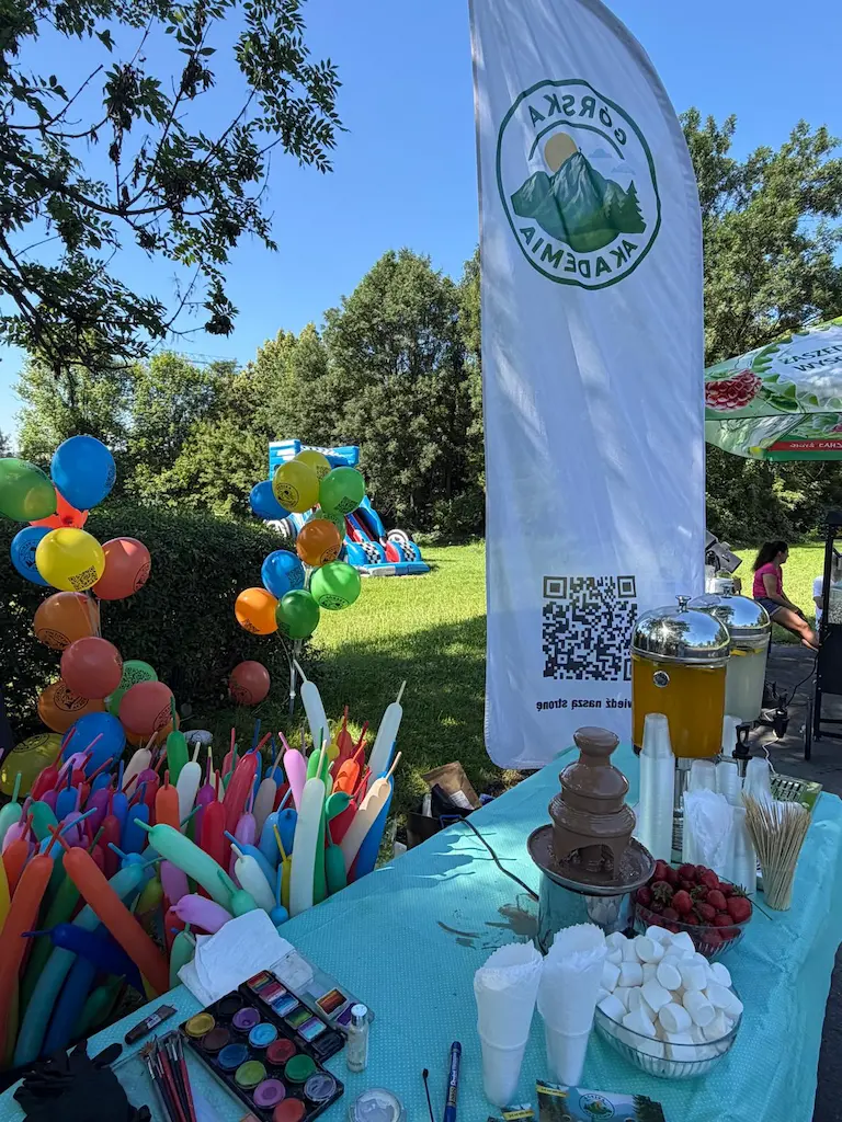 Fontanna czekoladowa, owoce i balony podczas festynu dla dzieci Górskiej Akademii