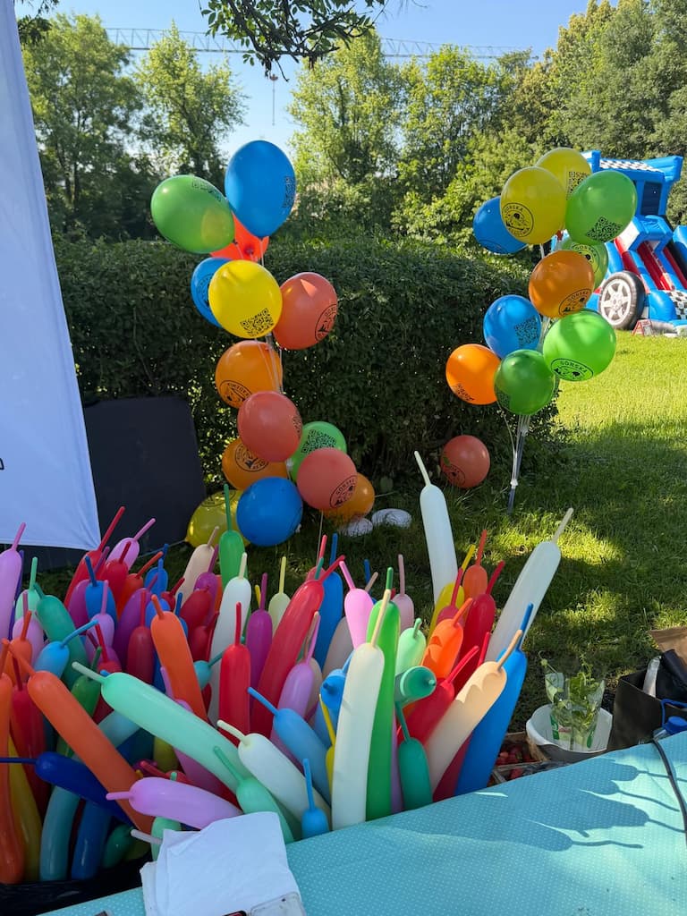 Kolorowe balony jako atrakcja podczas festynu dla dzieci Górskiej Akademii