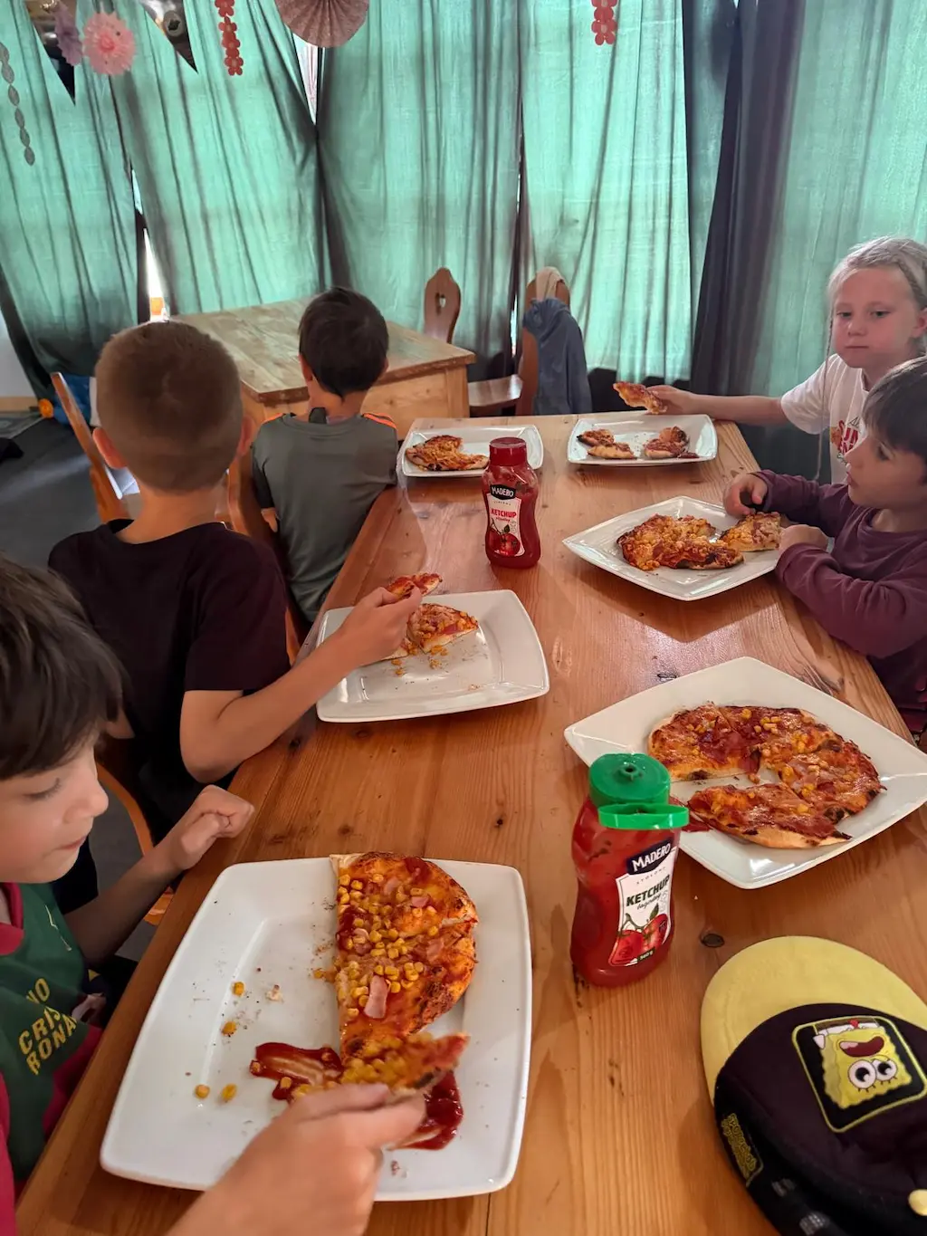 Dzieci przygotowują własną pizzę podczas warsztatów kulinarnych Górskiej Akademii