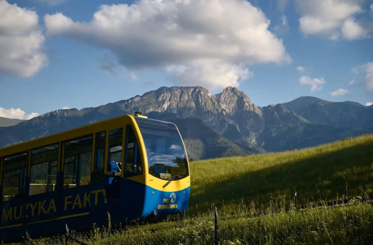 Kolejka na Gubałówkę z widokiem na Tatry podczas wycieczki szkolnej w Zakopanem