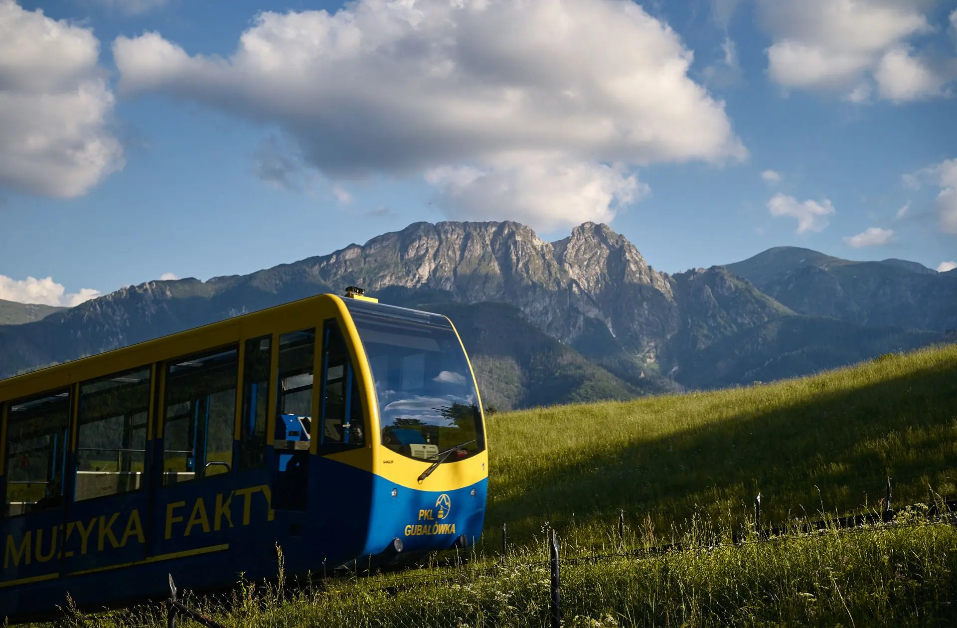 Kolejka na Gubałówkę z widokiem na Tatry podczas wycieczki szkolnej w Zakopanem